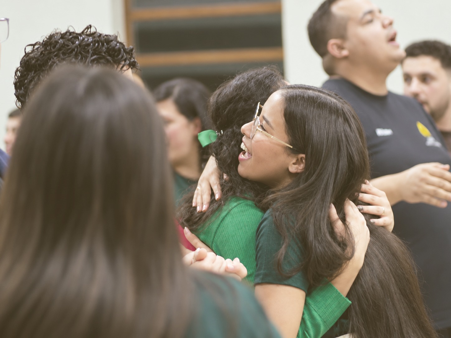 Jovens e famílias em comunhão durante um culto, imagem ilustrativa